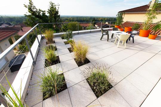 Dalles et plots : une gamme complète pour des terrasses élégantes