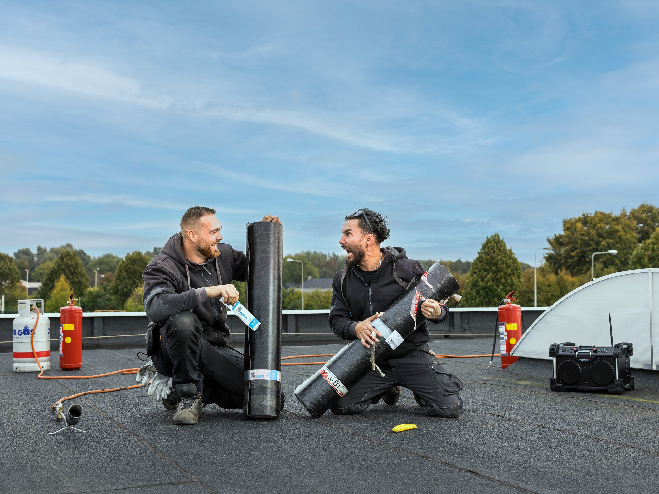 Soprema Easy Remove®: een niet-klevende strip die rond een bitumenrol zit en die je makkelijk kan verwijderen