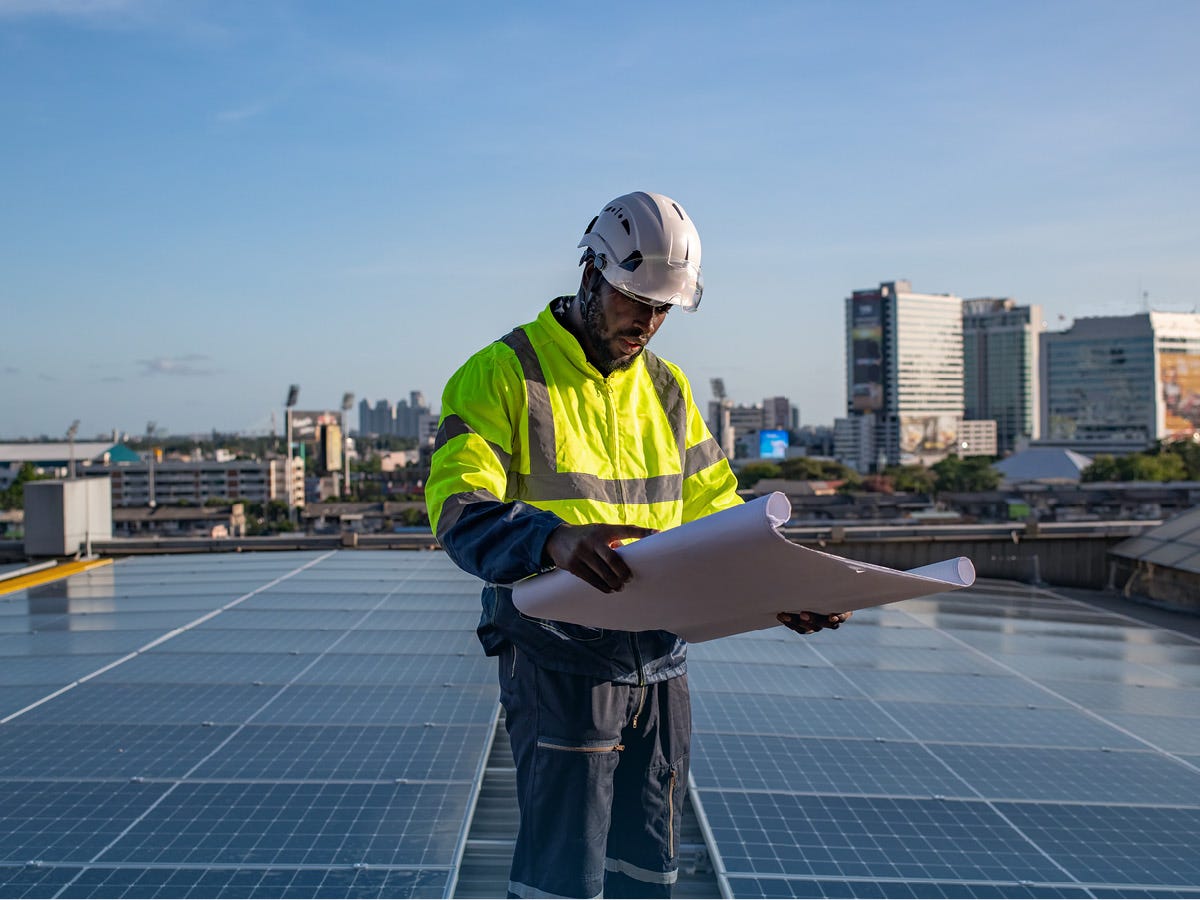 plat dak met zonnepanelen geplaatst met behulp van Soprema Fix Evo