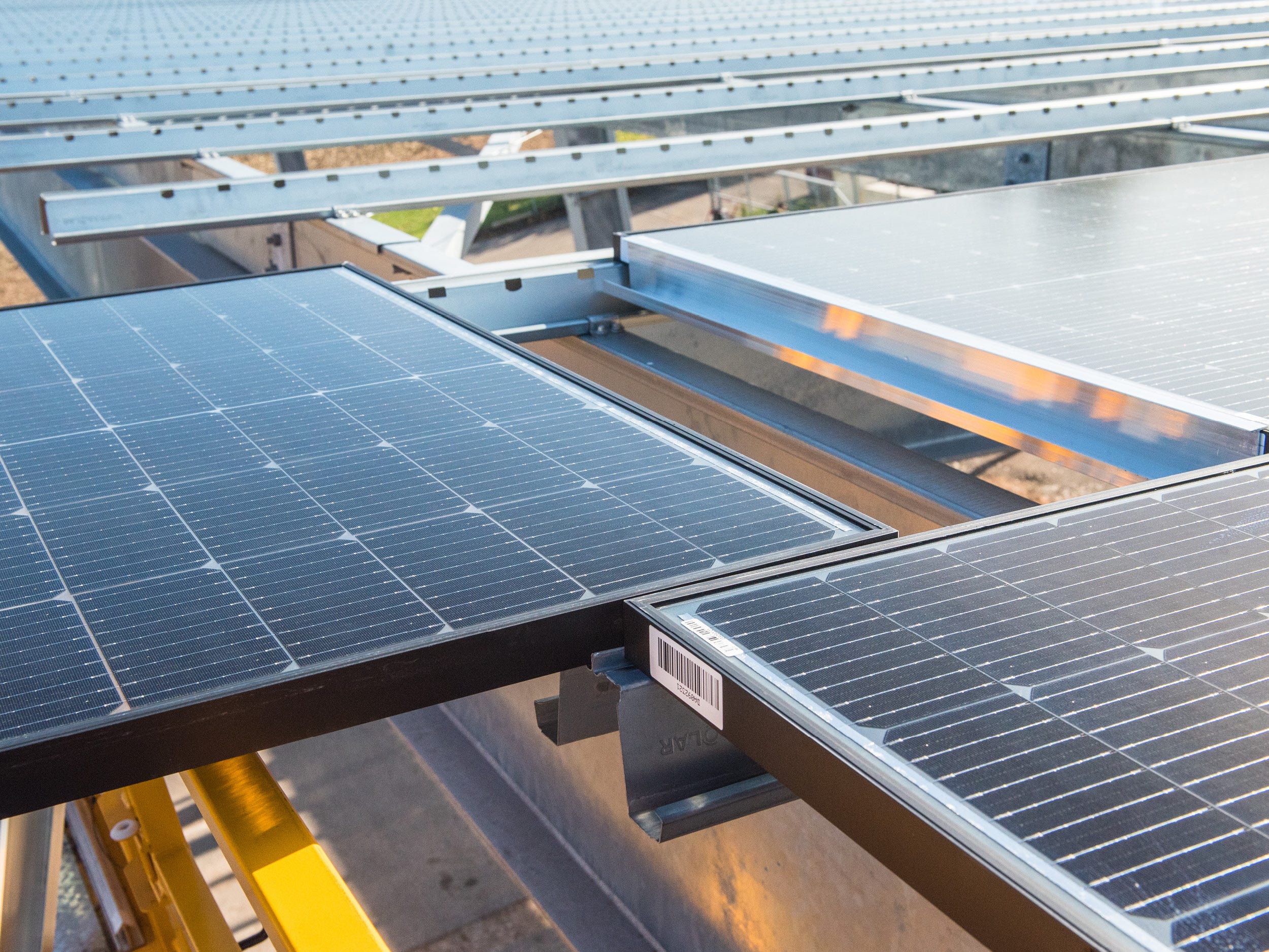 plat dak met zonnepanelen geplaatst met behulp van Soprema Fix Evo