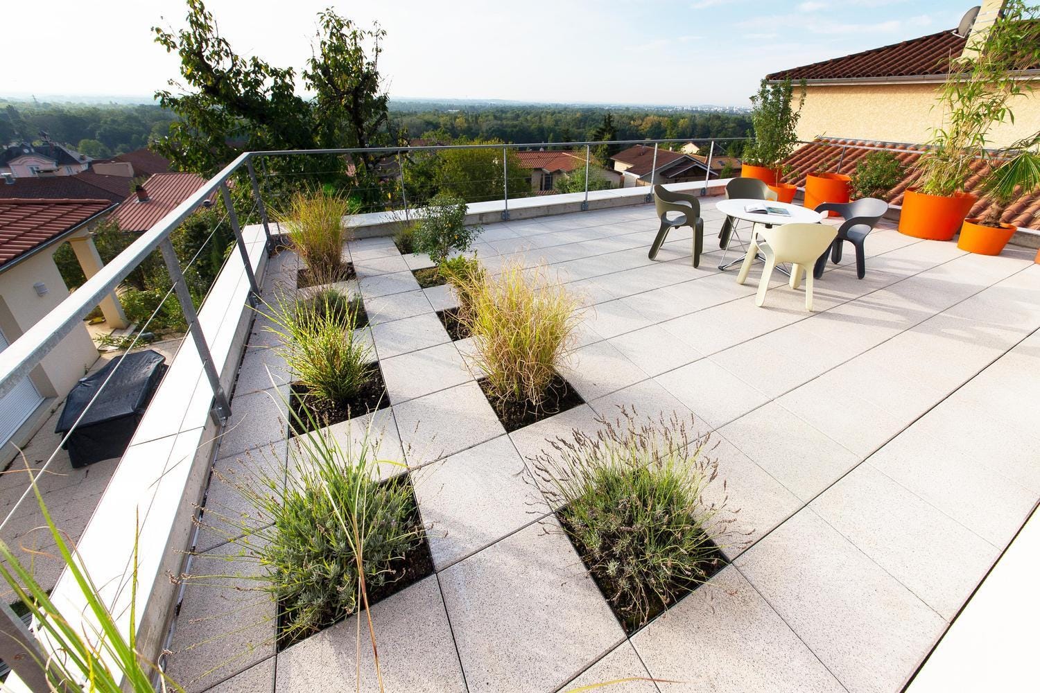 Dalles et plots : une gamme complète pour des terrasses élégantes