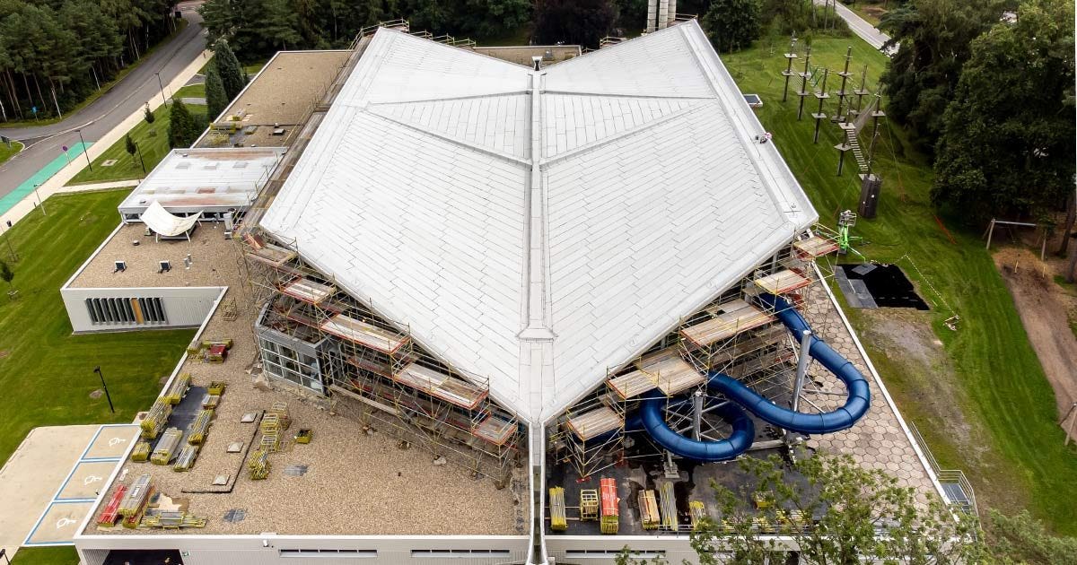 SOPREMA en LID NV geven schaaldak Stedelijk Zwembad Genk weer juiste uitstraling